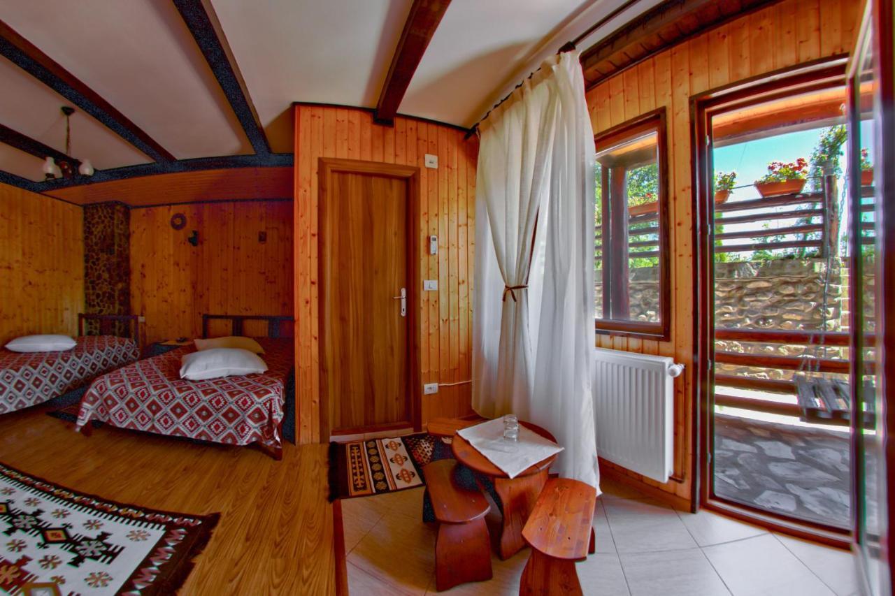 Hotel Pensiunea La Maria Lu' Sandoiu Poenari Exterior foto