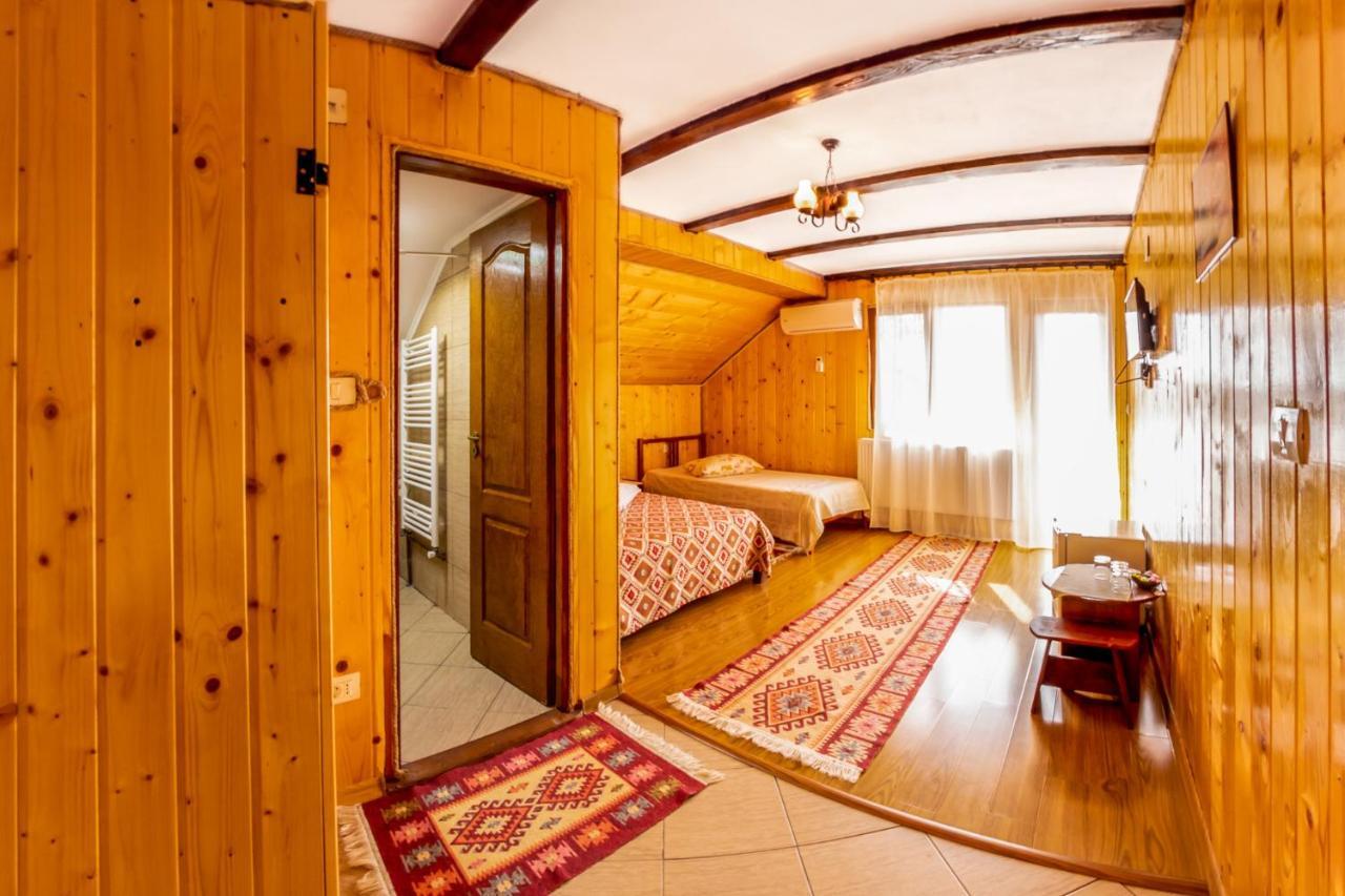 Hotel Pensiunea La Maria Lu' Sandoiu Poenari Exterior foto